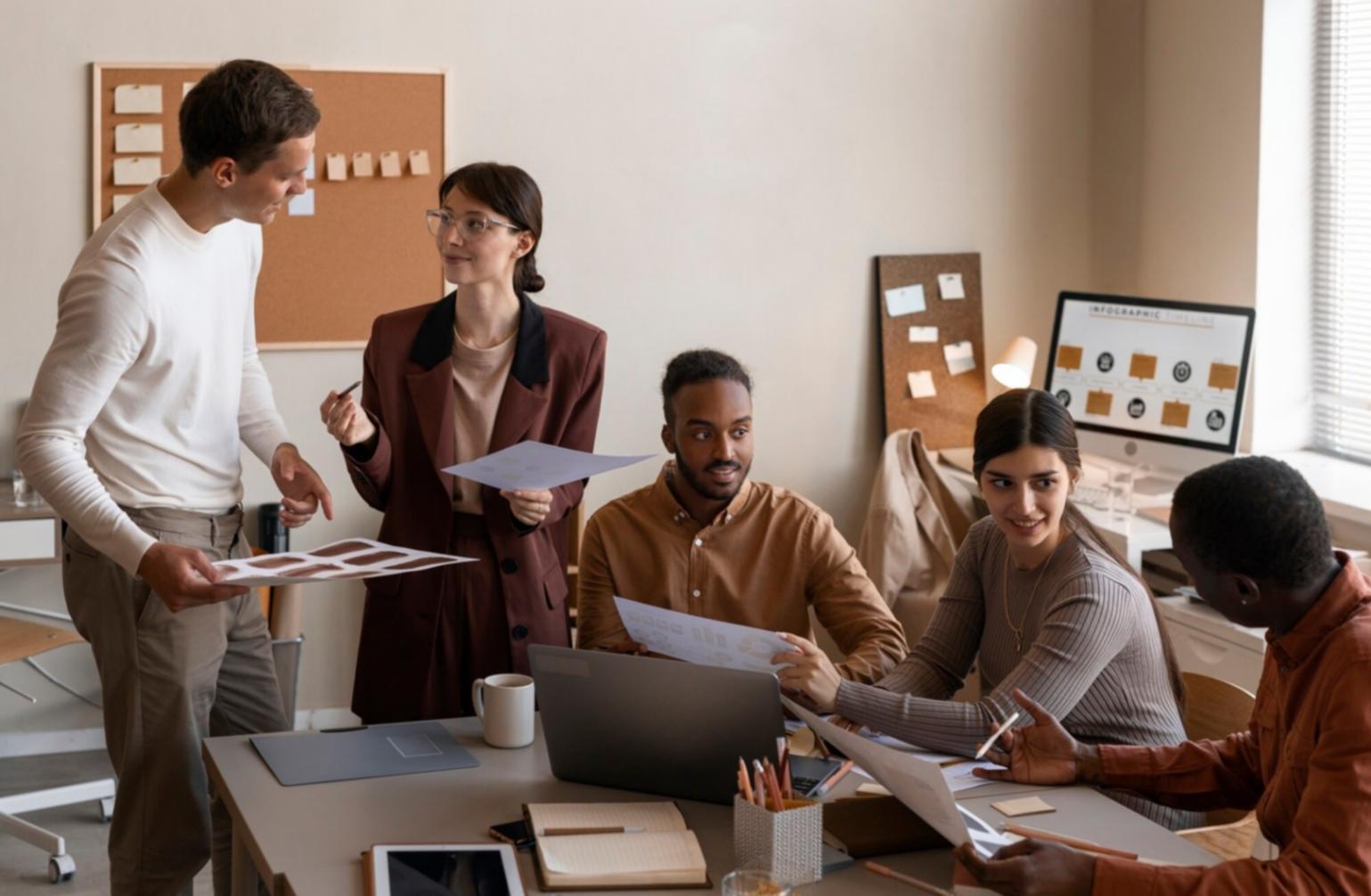 Étudiante en finances consultant ses notes durant une formation